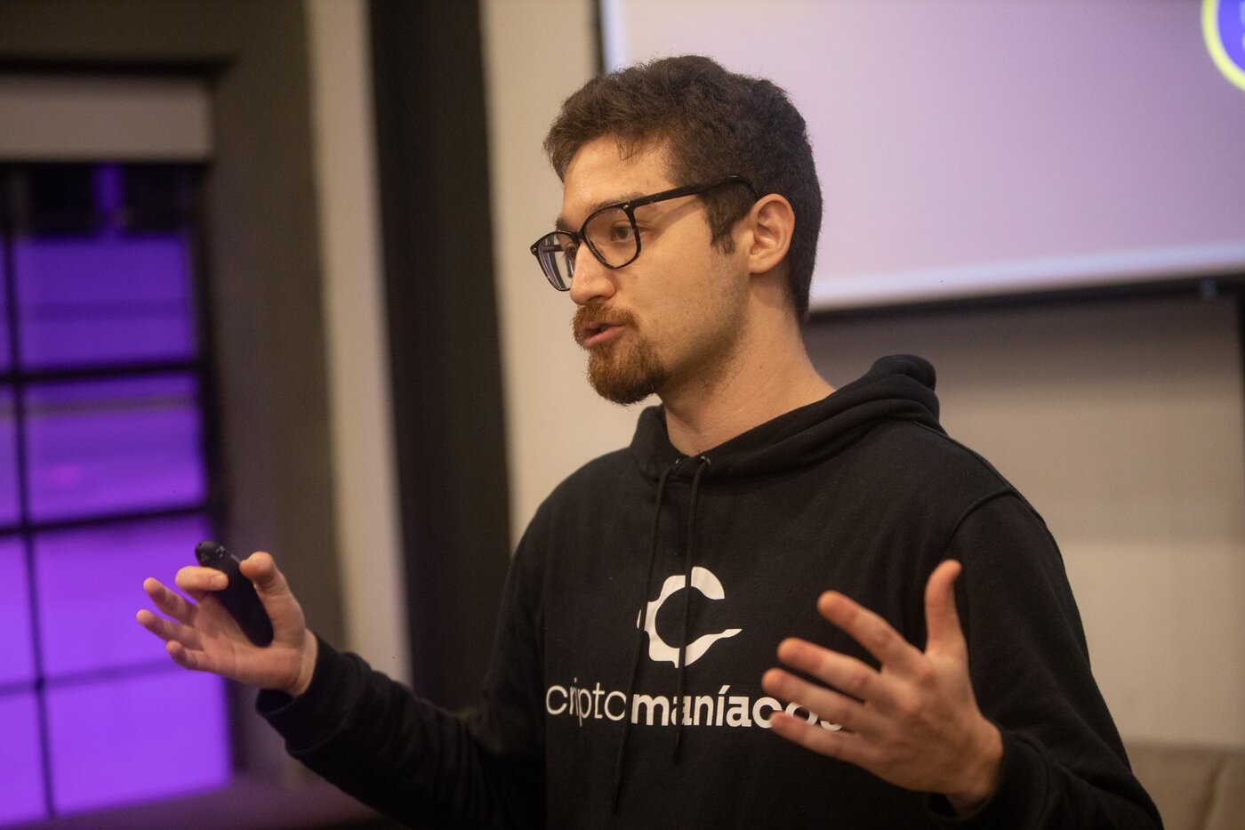 Lucas Nakata apresentando aula da mentoria NakInvest com moletom Criptomaníacos